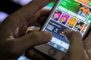 Influencers que divulgarem apostas ilegais serão responsabilizados, diz governo