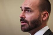 Moraes rejeita pedido de adiamento e mantém julgamento de Eduardo Bolsonaro nesta terça