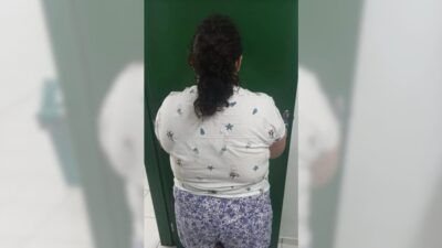 Mulher que fingiu ter 12 anos segue presa e fará exame mental