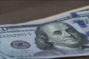 Dólar sobe e vai a R$ 5,17, após decisões de juros e acordo entre EUA e Irã; Ibovespa cai