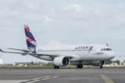 Voo para Salvador retorna a Brasília com fumaça após pássaro atingir motor de aeronave da Latam