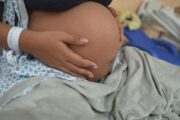 Bahia inclui prevenção da gravidez precoce no currículo das escolas e pode ampliar debate sobre proteção de meninas menores de 14 anos
