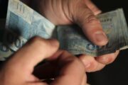 Trabalhadores nascidos em setembro e outubro recebem abono salarial