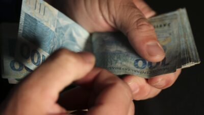Trabalhadores nascidos em setembro e outubro recebem abono salarial