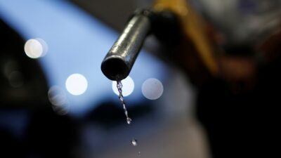 Senado aprova projeto que reduz preço do combustível; texto amplia gastos fora do teto em 2026 e prevê ajuste fiscal em 2027
