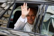 Papa Leão XIV recebe alta após cirurgia para tratar câncer de pulmão