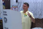 ‘Espero que o brasileiro ponha fim a essa era do atraso’, diz Flávio Bolsonaro após votar na Zona Norte do Rio