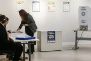 Colinha em papel e sem celular: saiba o que pode entrar na cabine